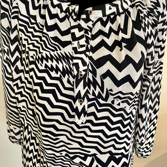 Banana Republic Navy White Chevron Blouse Size Small NEW - Picture 2 of 5